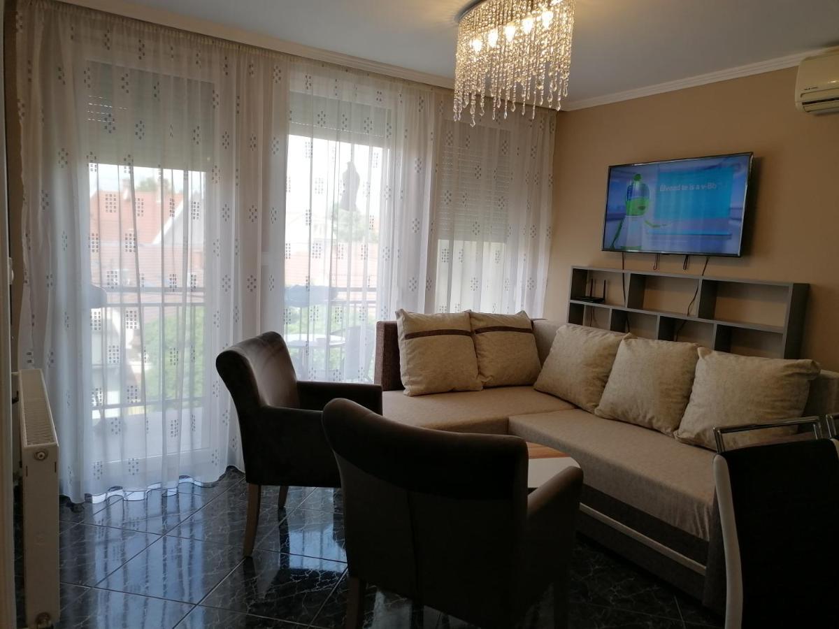 Bettina47 Apartman ไฮจ์ดุสโซบอสโล ภายนอก รูปภาพ