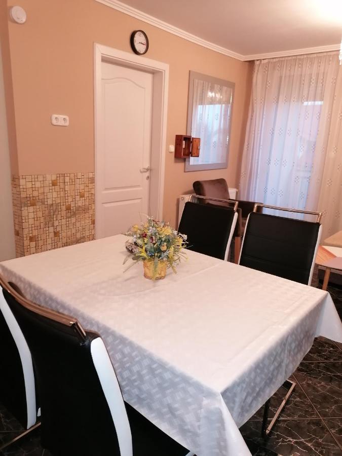Bettina47 Apartman ไฮจ์ดุสโซบอสโล ภายนอก รูปภาพ